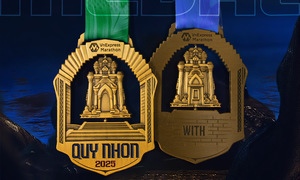 Tòa tháp xoay trên huy chương marathon