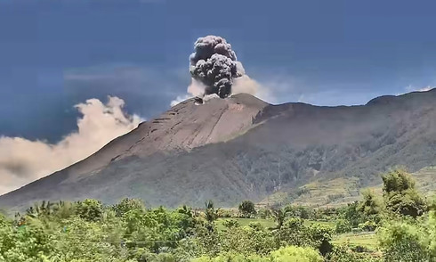 Núi lửa Philippines phun trào, nhả cột khói cao 4.500 m