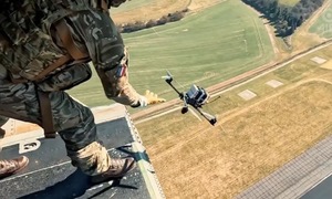 Lính Anh thử nghiệm lái drone FPV từ trực thăng