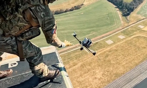Lính Anh thử nghiệm lái drone FPV từ trực thăng