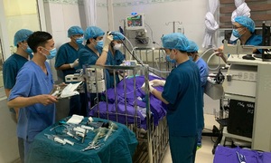 Bé gái hóc kẹo lạc ngừng tim