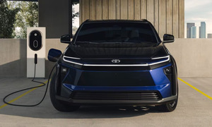 Toyota đổi tên xe điện, thay pin mới