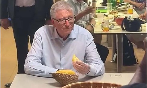 Video Bill Gates ăn sầu riêng gây chú ý