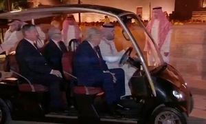 Thái tử Arab Saudi lái xe golf đưa ông Trump tới quốc yến
