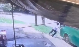 Cố ngăn xe buýt 'trôi', người đàn ông bị tông tử vong