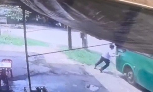 Cố ngăn xe buýt 'trôi', người đàn ông bị tông tử vong