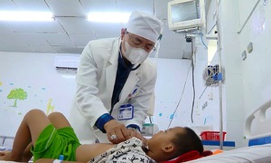 4 em bé ăn nhầm thuốc diệt chuột