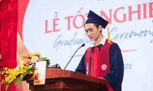 Chàng trai 'gây sốt' với bài phát biểu về bố mẹ không biết chữ