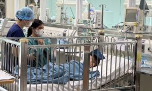 Bé trai trong vụ 'nộp đủ tiền mới cấp cứu' xuất viện