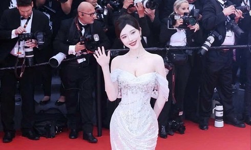 Đầm của NTK Việt lên thảm đỏ Cannes