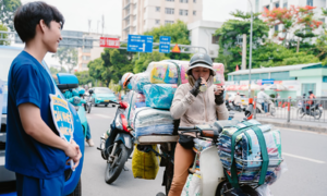 Hàng nghìn người dân được tặng nước miễn phí giữa trưa nắng