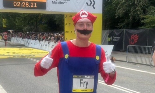 Runner Anh mặc đồ Super Mario, chạy marathon sub2:26