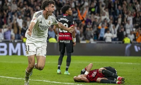 Real làm chậm ngày vô địch của Barca