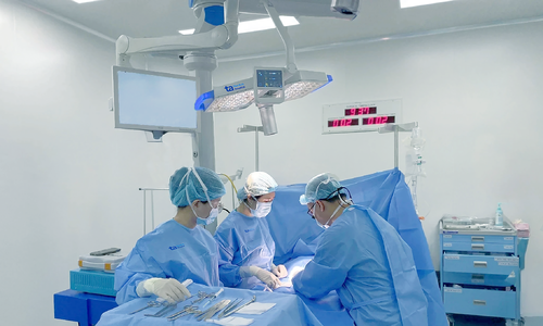 Bé gái bị trật khớp háng bẩm sinh