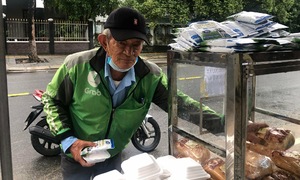 Người đàn ông 9 năm 'nuôi' tủ bánh mì 0 đồng