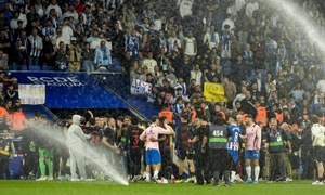 Đối thủ tưới nước ngăn Barca mừng vô địch