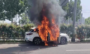 Taxi tự lái bốc cháy khi đang chạy thử
