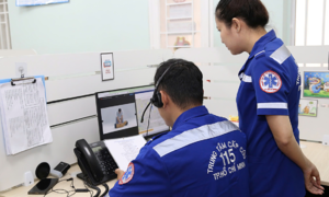Cô gái bị điện giật khi dùng dây sạc điện thoại hở