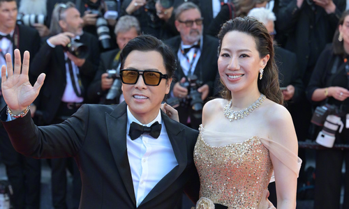 Chân Tử Đan sánh đôi vợ trên thảm đỏ Cannes
