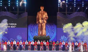 Khánh thành tượng Bác Hồ về thăm quê