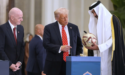 Chủ tịch FIFA tháp tùng ông Trump, trễ nải nhiệm vụ