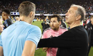 HLV đối thủ giúp Messi thoát thẻ đỏ