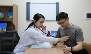 Ngủ nghiêng bên trái có hại tim không?