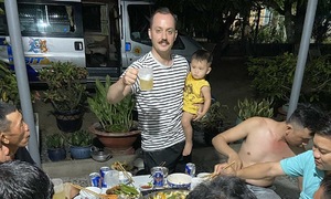 Người nước ngoài sốc với văn hóa nhậu ở Việt Nam