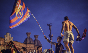Trụ cột Barca ngã nhào trên xe bus diễu hành mừng 3 danh hiệu