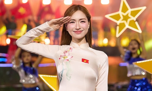 Hòa Minzy hát ở chương trình mừng sinh nhật Hồ Chủ tịch