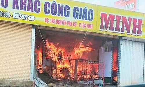 Cháy lớn xưởng điêu khắc gỗ ở Lâm Đồng
