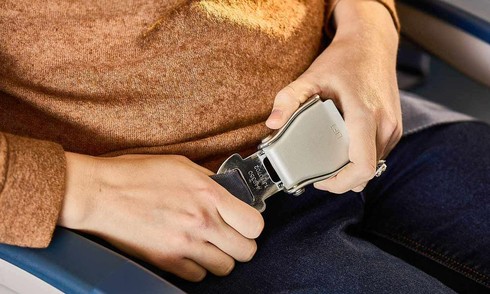 Khách bị phạt nếu tháo dây an toàn trên máy bay sớm