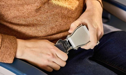 Khách bị phạt nếu tháo dây an toàn trên máy bay sớm