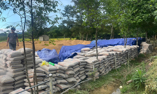 Hơn 200 tấn xi măng xây dựng nông thôn mới bị hư hỏng