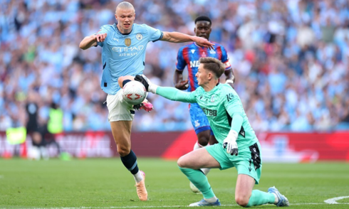 Tranh cãi thủ môn Crystal Palace thoát thẻ đỏ trước Man City
