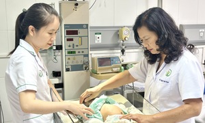 14 năm sống trong hình hài nữ, đi khám mới biết là con trai
