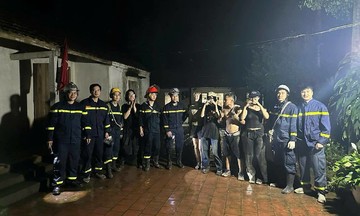 Hơn 4 giờ mắc kẹt trên núi Hàm Lợn của 5 du khách trẻ