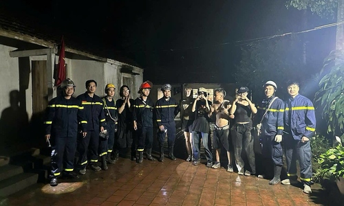 Hơn 4 giờ mắc kẹt trên núi Hàm Lợn của 5 du khách trẻ