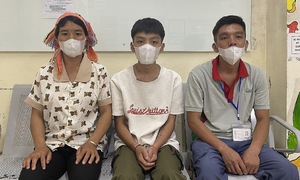 Chuyến rời bản đầu đời của cặp vợ chồng Hà Nhì
