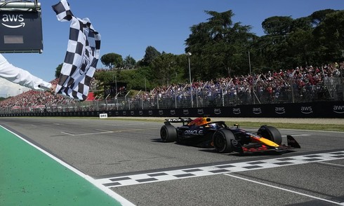 Verstappen đại thắng trên đường đua Imola
