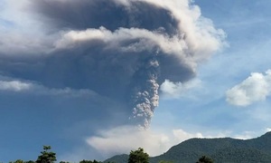 Núi lửa liên tiếp phun trào, Indonesia phát cảnh báo cao nhất