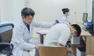 Mổ thoát vị đĩa đệm bao lâu đi lại được?