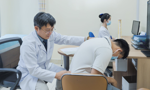 Mổ thoát vị đĩa đệm bao lâu đi lại được?
