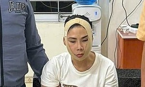 Cảnh sát chặn xe khách bắt nữ nghi phạm đang bỏ trốn