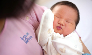Sinh hai con khỏe mạnh nhờ sàng lọc phôi