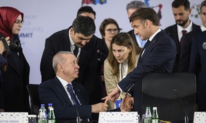 Khoảnh khắc bắt tay gây chú ý giữa ông Macron và ông Erdogan