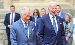 Vua Anh viết thư động viên ông Biden