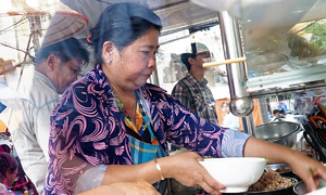 Chủ quán ăn Việt nổi tiếng nhờ Anthony Bourdain qua đời