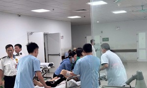 Xe CSGT mở đường cho nạn nhân cấp cứu