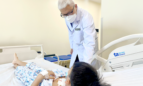 Bé trai 8 tuổi bị ung thư tuyến giáp di căn